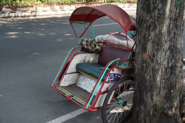 Yan yolda çocuk taksisi.