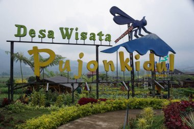 Malang 'daki Sawah Pujon Kidul Kafe' nin doğal turizmi. Cafe Sawah doğal turizm.