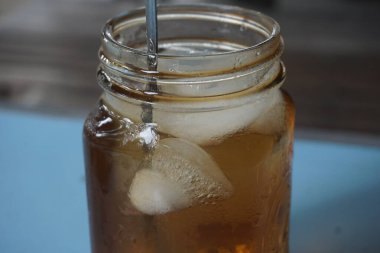 Doğal bir geçmişi olan izole edilmiş buzlu çay (es teh). Endonezya 'da meşhurdur ve her yerde bulunması kolaydır, özellikle geleneksel restoranlarda (Endonezya Warung olarak adlandırılır).).