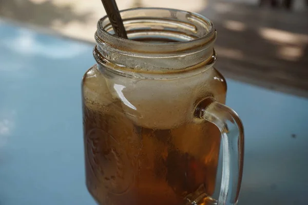 天然の背景を持つ甘い冷たい氷茶 ティー を隔離しました インドネシアで有名な飲み物はどこでも見つけることができます 特に伝統的なレストラン インドネシア語でWarungと呼ばれる — ストック写真