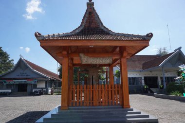 Brown kenthong robyong in istana gebang Blitar