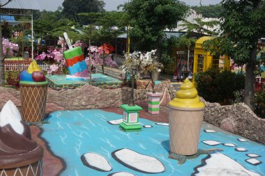 Ngancar, Kediri, Doğu Java, Endonezya 'daki Kota Mungil' deki renkli binanın manzarası