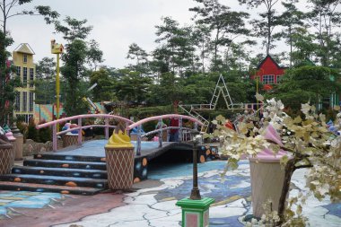 Ngancar, Kediri, Doğu Java, Endonezya 'daki Kota Mungil' deki renkli binanın manzarası