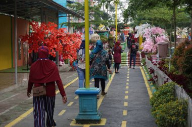 Ngancar, Kediri, Doğu Java, Endonezya 'daki Kota Mungil' deki renkli binanın manzarası