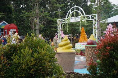 Ngancar, Kediri, Doğu Java, Endonezya 'daki Kota Mungil' deki renkli binanın manzarası