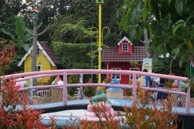 Ngancar, Kediri, Doğu Java, Endonezya 'daki Kota Mungil' deki renkli binanın manzarası