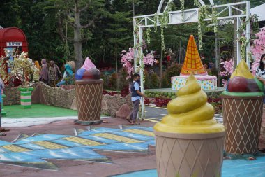 Ngancar, Kediri, Doğu Java, Endonezya 'daki Kota Mungil' deki renkli binanın manzarası