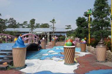 Ngancar, Kediri, Doğu Java, Endonezya 'daki Kota Mungil' deki renkli binanın manzarası