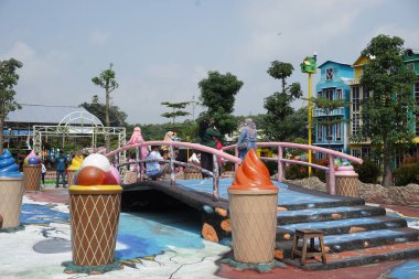 Ngancar, Kediri, Doğu Java, Endonezya 'daki Kota Mungil' deki renkli binanın manzarası