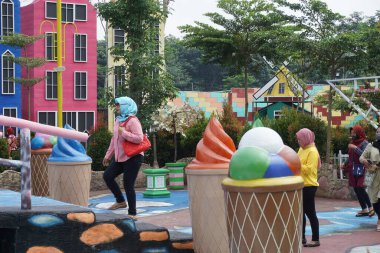 Ngancar, Kediri, Doğu Java, Endonezya 'daki Kota Mungil' deki renkli binanın manzarası