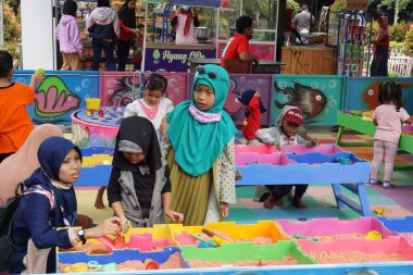 Ngancar, Kediri, Doğu Java, Endonezya 'daki Kota Mungil' deki renkli binanın manzarası