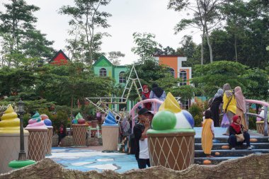 Ngancar, Kediri, Doğu Java, Endonezya 'daki Kota Mungil' deki renkli binanın manzarası