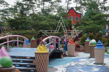 Ngancar, Kediri, Doğu Java, Endonezya 'daki Kota Mungil' deki renkli binanın manzarası