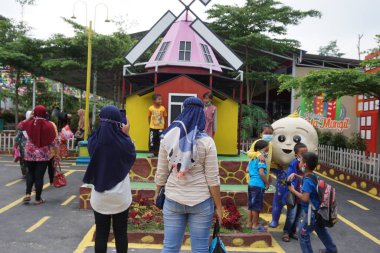 Ngancar, Kediri, Doğu Java, Endonezya 'daki Kota Mungil' deki renkli binanın manzarası