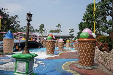 Ngancar, Kediri, Doğu Java, Endonezya 'daki Kota Mungil' de renkli bir bina.