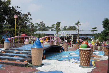 Ngancar, Kediri, Doğu Java, Endonezya 'daki Kota Mungil' de renkli bir bina.