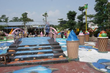 Ngancar, Kediri, Doğu Java, Endonezya 'daki Kota Mungil' de renkli bir bina.