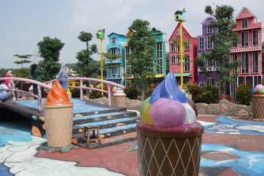 Ngancar, Kediri, Doğu Java, Endonezya 'daki Kota Mungil' de renkli bir bina.