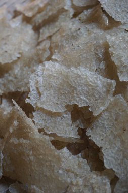 Raw kerupuk gendar (puli, kerupuk beras, Lempeng Puli) doğal bir geçmişe sahiptir. Kerupuk gendar kullanılmış pirinç (pirinç krakeri))