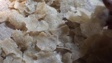 Raw kerupuk gendar (puli, kerupuk beras, Lempeng Puli) doğal bir geçmişe sahiptir. Kerupuk gendar kullanılmış pirinç (pirinç krakeri))