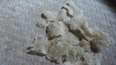 Raw kerupuk gendar (puli, kerupuk beras, Lempeng Puli) doğal bir geçmişe sahiptir. Kerupuk gendar kullanılmış pirinç (pirinç krakeri))