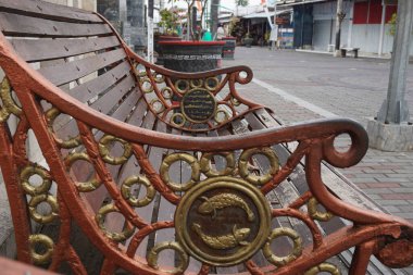 Sukarno 'nun mezarında doğal bir geçmişi olan etnik bir bank.