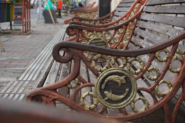 Sukarno 'nun mezarında doğal bir geçmişi olan etnik bir bank.