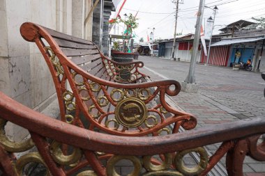 Sukarno 'nun mezarında doğal bir geçmişi olan etnik bir bank.