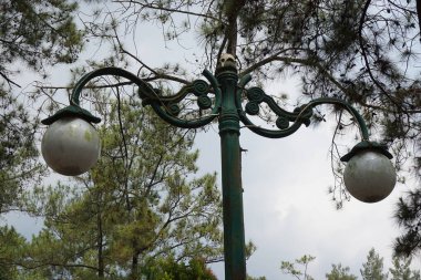 Doğal bir geçmişi olan etnik bir lamba.