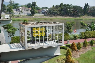 Doğal bir geçmişi olan etnik bir lamba.