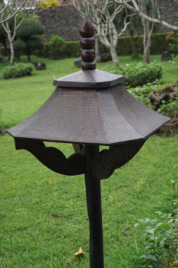 Doğal bir geçmişi olan etnik bir lamba.