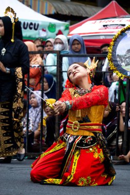 Nyi mas gamparan dance from Banten at BEN Carnival. This dance depicts the figure and personality of a princess from a kingdom.