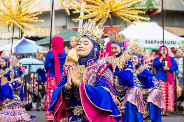 Ratu kota jakarta dance at 4th BEN Carnival. This dance depicts a confident woman in the midst of the sparkling city.