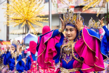 Ratu kota jakarta dance at 4th BEN Carnival. This dance depicts a confident woman in the midst of the sparkling city.