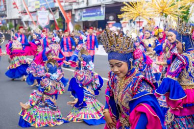 Ratu kota jakarta dance at 4th BEN Carnival. This dance depicts a confident woman in the midst of the sparkling city.