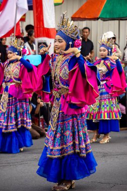 Ratu kota jakarta dance at 4th BEN Carnival. This dance depicts a confident woman in the midst of the sparkling city.