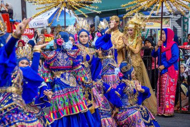 Ratu kota jakarta dance at 4th BEN Carnival. This dance depicts a confident woman in the midst of the sparkling city.