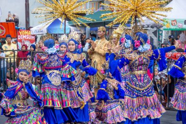 Ratu kota jakarta dance at 4th BEN Carnival. This dance depicts a confident woman in the midst of the sparkling city.