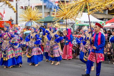 Ratu kota jakarta dance at 4th BEN Carnival. This dance depicts a confident woman in the midst of the sparkling city.