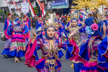 Ratu kota jakarta dance at 4th BEN Carnival. This dance depicts a confident woman in the midst of the sparkling city.