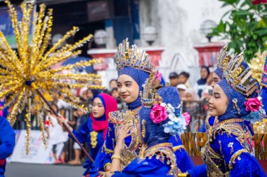 Ratu kota jakarta dance at 4th BEN Carnival. This dance depicts a confident woman in the midst of the sparkling city.