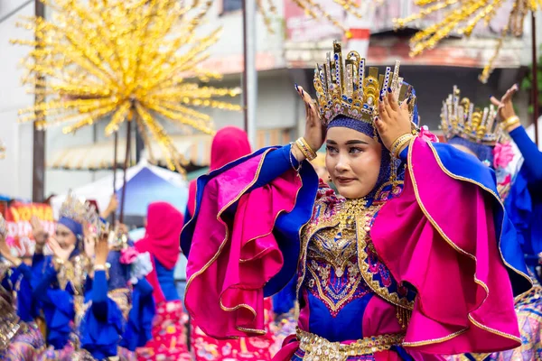 Ratu kota jakarta dance at 4th BEN Carnival. This dance depicts a confident woman in the midst of the sparkling city.