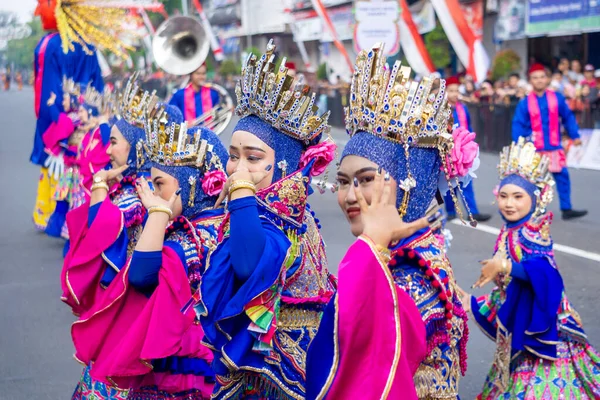 Ratu kota jakarta dance at 4th BEN Carnival. This dance depicts a confident woman in the midst of the sparkling city.