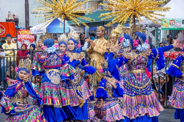 Ratu kota jakarta dance at 4th BEN Carnival. This dance depicts a confident woman in the midst of the sparkling city.
