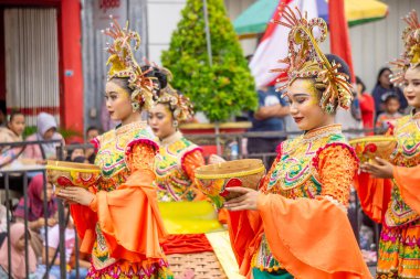 Boboka mangkup dance from West Java at 4th BEN Carnival. This dance symbolizes the meaning of life and food security through rice baskets.
