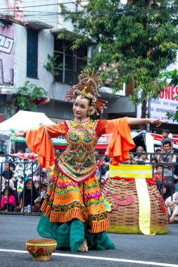 Boboka mangkup dance from West Java at 4th BEN Carnival. This dance symbolizes the meaning of life and food security through rice baskets.