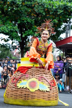 Boboka mangkup dance from West Java at 4th BEN Carnival. This dance symbolizes the meaning of life and food security through rice baskets.