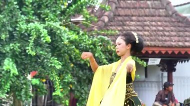 Beskalan putri dansı. Bu dans misafirler için bir karşılama dansı..