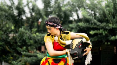 Mahesa Gumregah dansı. Bu dans, köyü temiz, sağlıklı ve rahat hale getirmek için aktif olarak bir köy inşa eden gençleri tasvir ediyor..