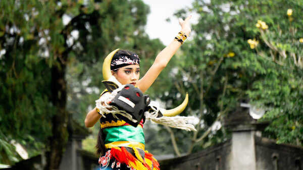 Танец Махезы Гумреги. Этот танец изображает подростков, которые активно строят деревню, чтобы она была чистой, здоровой и комфортной..